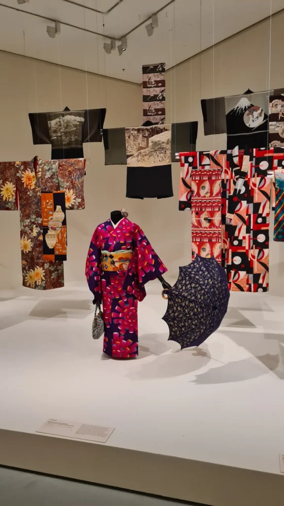 Kimono from the 1930s adorned with modernist motifs